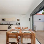 Сasa de vacaciones With Large Sunny Terrace, Costabella