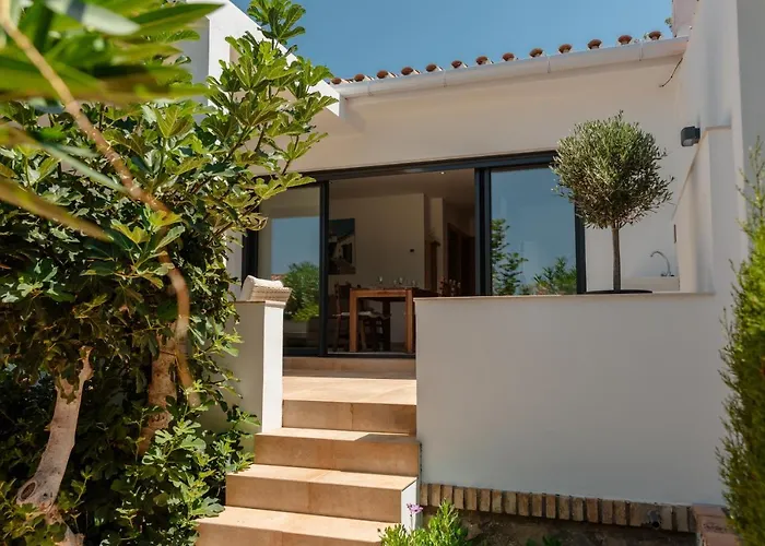 別荘 With Large Sunny Terrace, Costabella