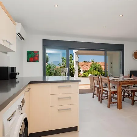 Vakantiehuis With Large Sunny Terrace, Costabella Marbella