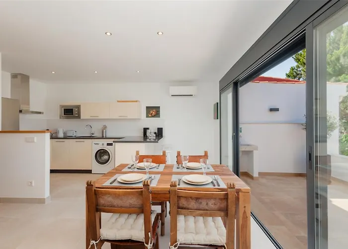 Casa vacanze With Large Sunny Terrace, Costabella