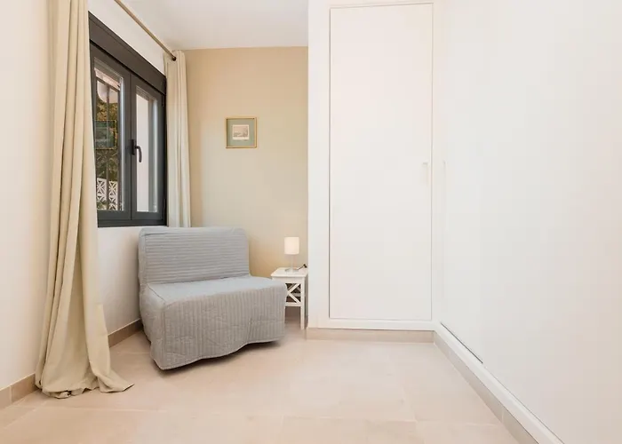 Casa vacanze With Large Sunny Terrace, Costabella *